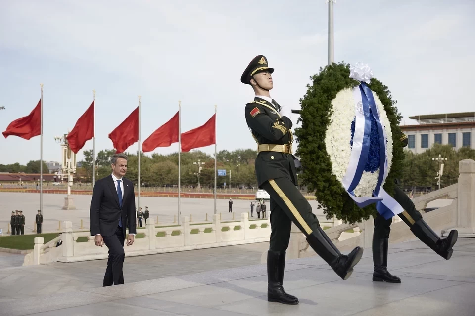 Στο Μέγαρο του Λαού ο Μητσοτάκης -Συνάντησε τον Κινέζο πρωθυπουργό Λι Κιανγκ, κατέθεσε στεφάνι