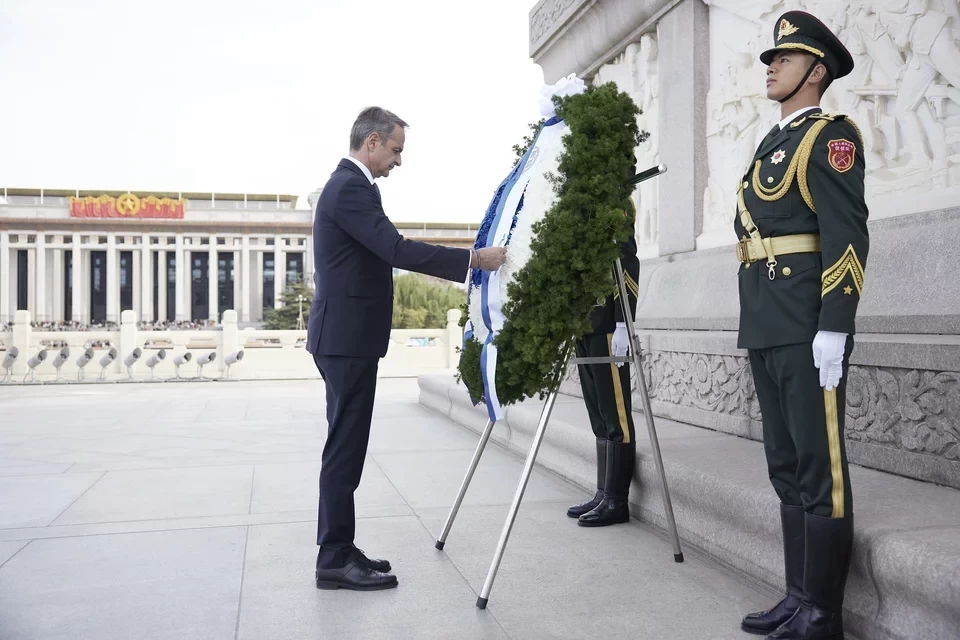 Στο Μέγαρο του Λαού ο Μητσοτάκης -Συνάντησε τον Κινέζο πρωθυπουργό Λι Κιανγκ, κατέθεσε στεφάνι