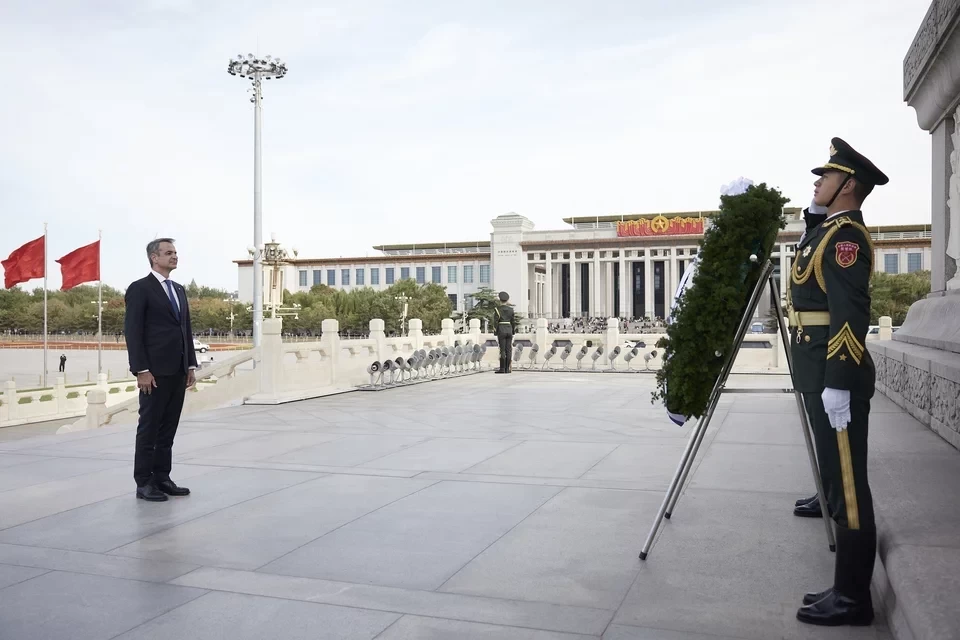 Στο Μέγαρο του Λαού ο Μητσοτάκης -Συνάντησε τον Κινέζο πρωθυπουργό Λι Κιανγκ, κατέθεσε στεφάνι