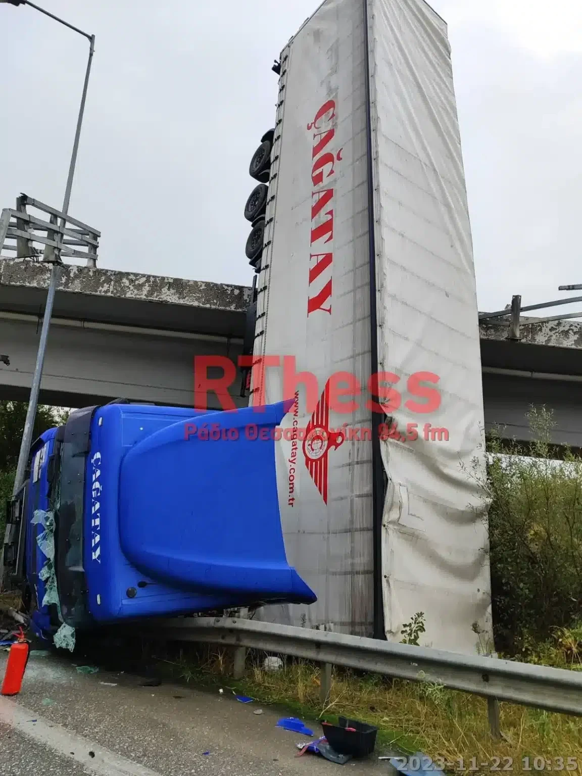 Θεσσαλονίκη: Φορτηγό έπεσε από γέφυρα στην εξωτερική περιφερειακή οδό