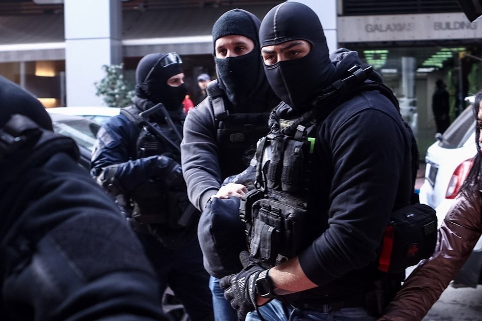 Αμίλητος στα δικαστήρια ο 18χρονος που ομολόγησε ότι έριξε τη φωτοβολίδα στον αστυνομικό