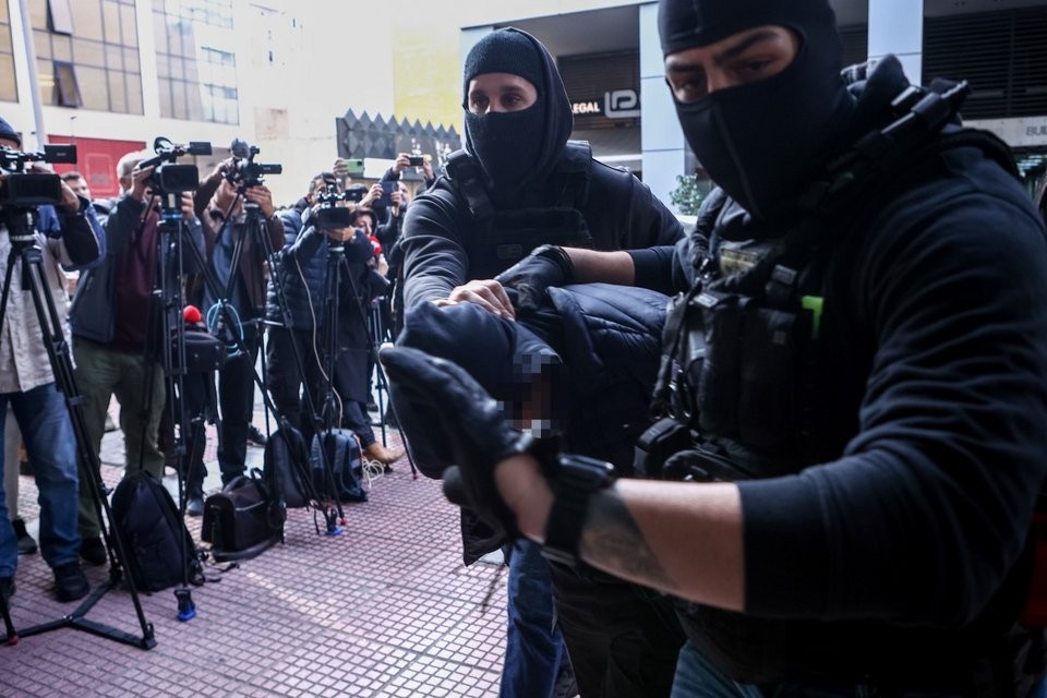 Αμίλητος στα δικαστήρια ο 18χρονος που ομολόγησε ότι έριξε τη φωτοβολίδα στον αστυνομικό