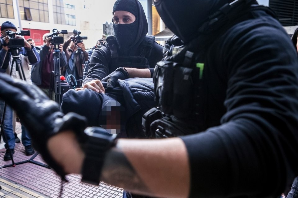 Αμίλητος στα δικαστήρια ο 18χρονος που ομολόγησε ότι έριξε τη φωτοβολίδα στον αστυνομικό