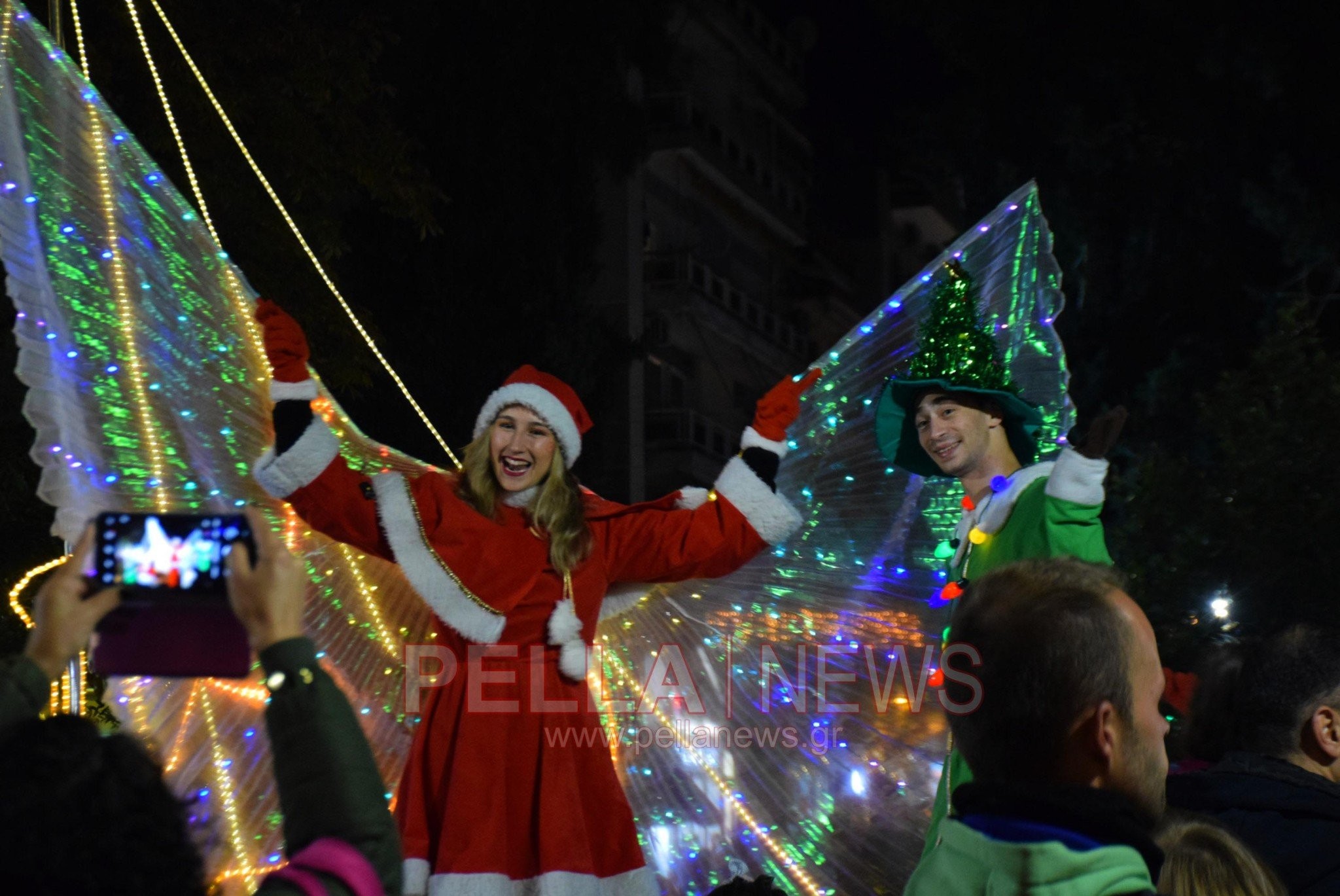 Άναψε το δέντρο στα Γιαννιτσά! Εικόνες από χαρά (φωτογραφίες και βίντεο)