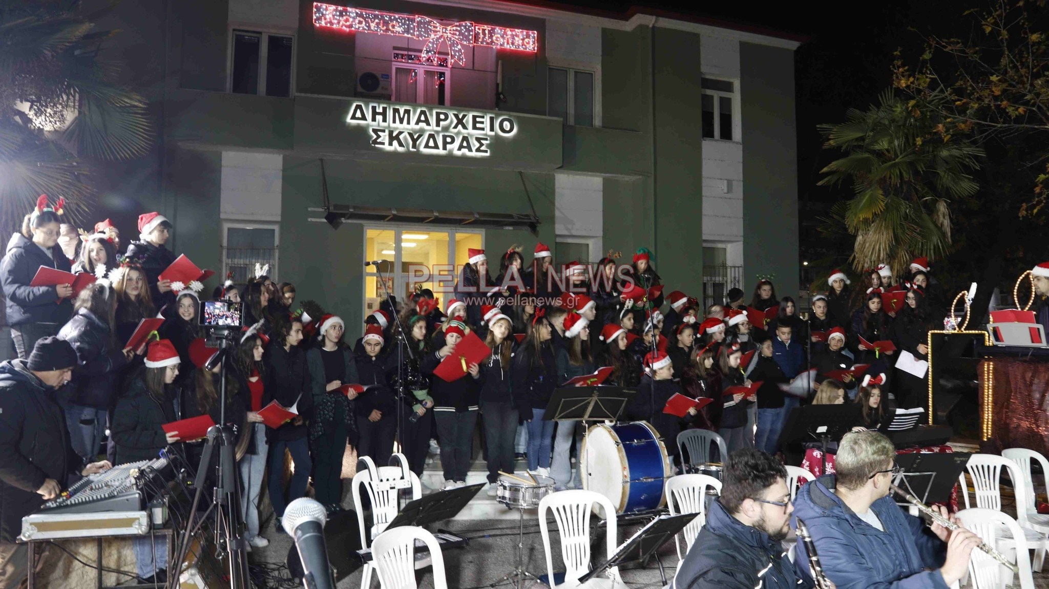 Υπερπαραγωγή χορωδίας Γυμνασίου και φιλαρμονικής Σκύδρας