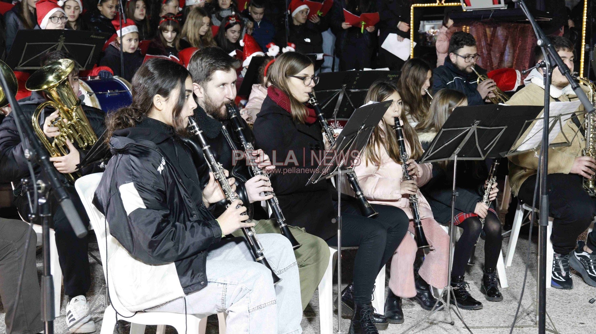 Υπερπαραγωγή χορωδίας Γυμνασίου και φιλαρμονικής Σκύδρας