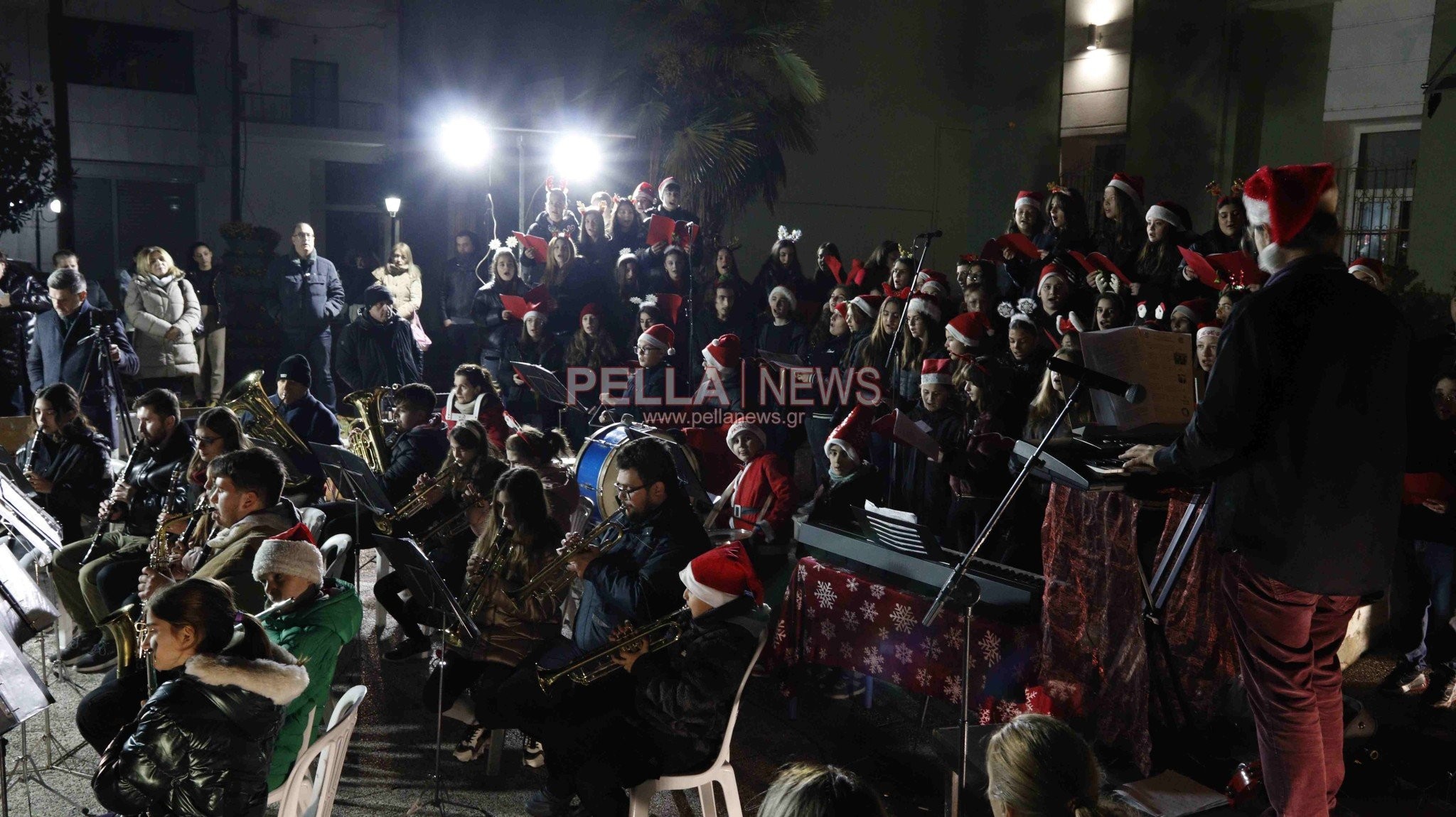 Υπερπαραγωγή χορωδίας Γυμνασίου και φιλαρμονικής Σκύδρας