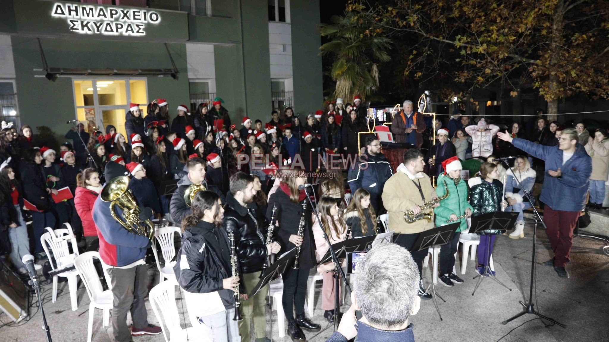 Υπερπαραγωγή χορωδίας Γυμνασίου και φιλαρμονικής Σκύδρας