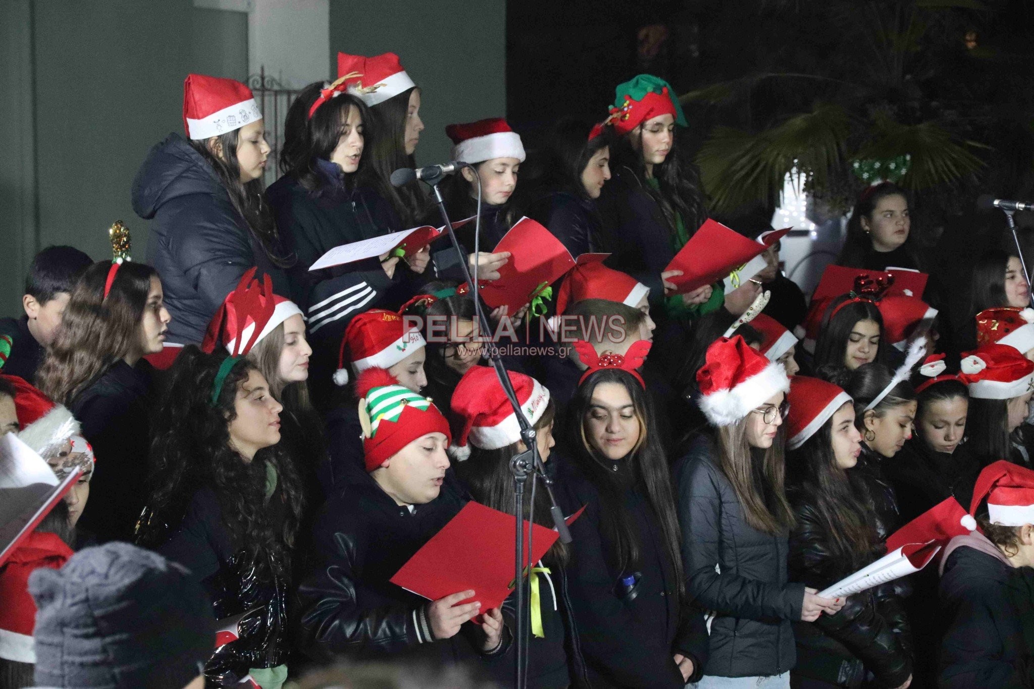 Υπερπαραγωγή χορωδίας Γυμνασίου και φιλαρμονικής Σκύδρας