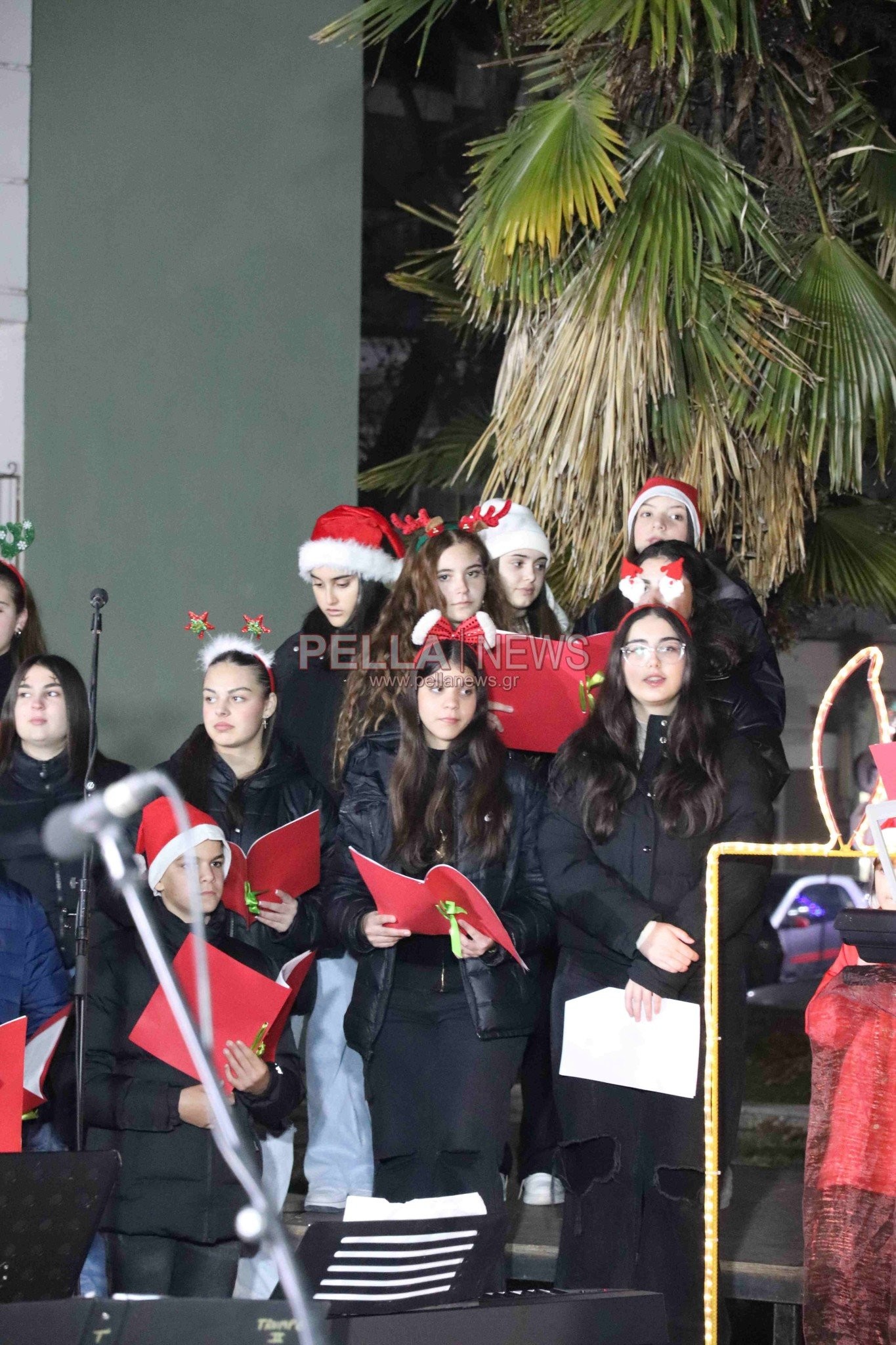 Υπερπαραγωγή χορωδίας Γυμνασίου και φιλαρμονικής Σκύδρας