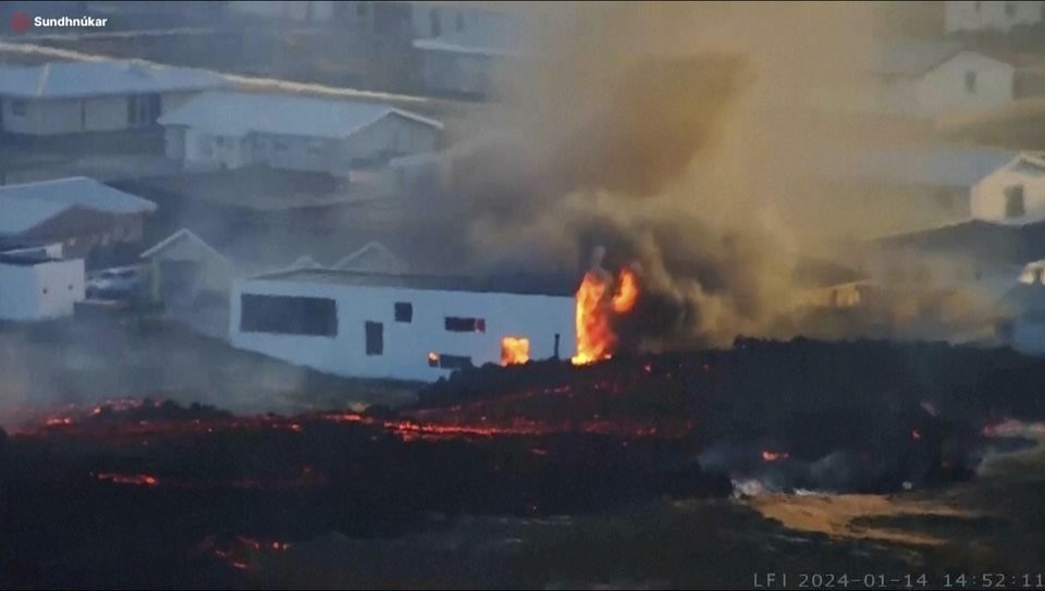 Ισλανδία: Το «χειρότερο σενάριο» μετά την έκρηξη του ηφαιστείου, η λάβα έκαψε σπίτια