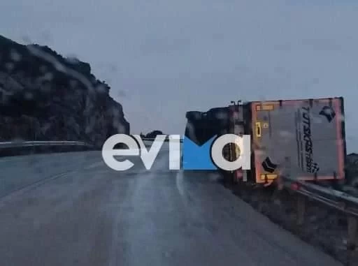 Τρομακτικό τροχαίο στην Εύβοια: Νταλίκα ντελαπάρισε από τον αέρα -Κρεμόταν στον γκρεμό για ώρες