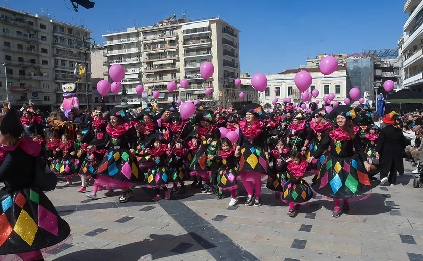 Πάτρα: 20.000 μικροί καρναβαλιστές πλημμύρισαν τους δρόμους