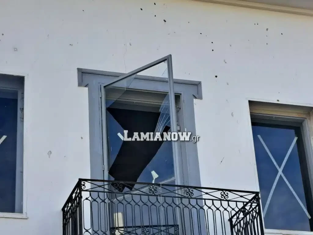 Λαμία : “Ιπτάμενα γυαλιά” έπεσαν στον δρόμο στην Πλατεία Πάρκου – έσπασε τζάμι σε κτίριο