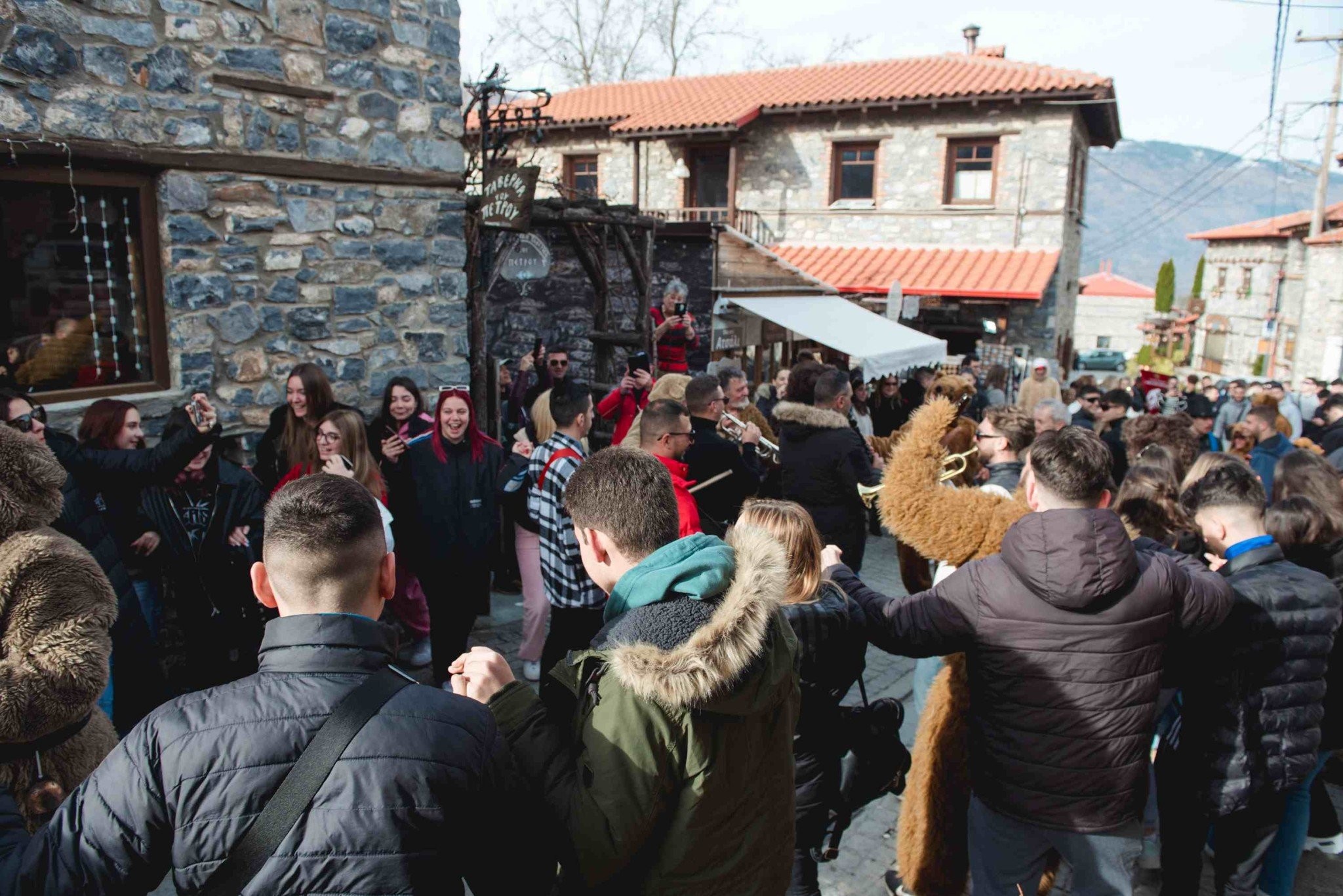 Έδεσσα καρναβάλι: Κουδουνίσματα και Πομπή Κωδωνοφόρων  … Με τις «Αρκούδες» στον Αγ Αθανάσιο