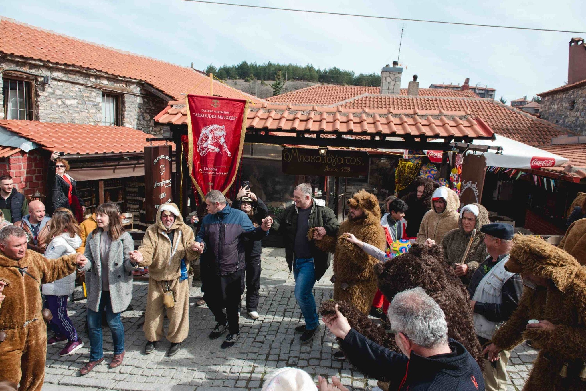 Έδεσσα καρναβάλι: Κουδουνίσματα και Πομπή Κωδωνοφόρων  … Με τις «Αρκούδες» στον Αγ Αθανάσιο