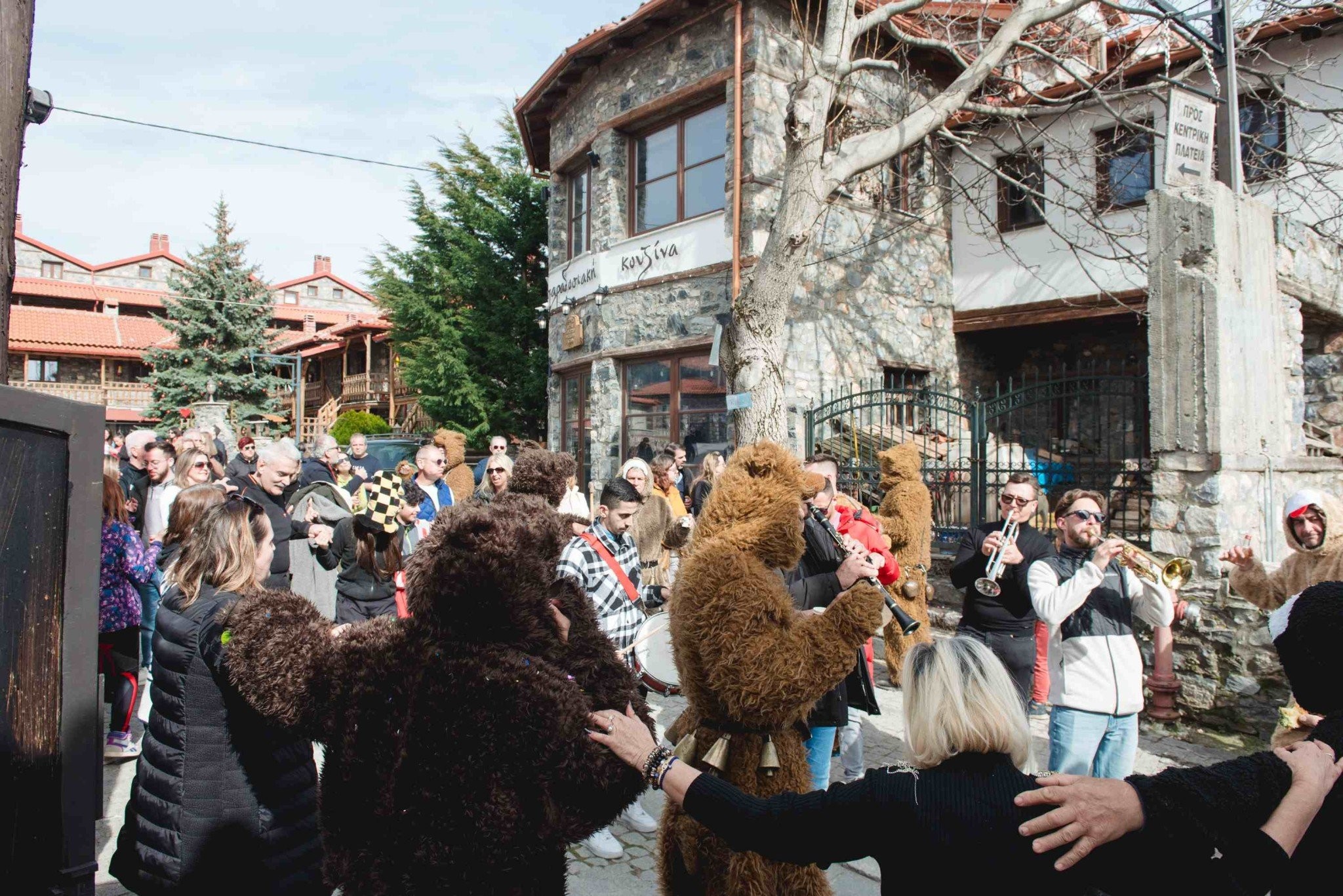 Έδεσσα καρναβάλι: Κουδουνίσματα και Πομπή Κωδωνοφόρων  … Με τις «Αρκούδες» στον Αγ Αθανάσιο