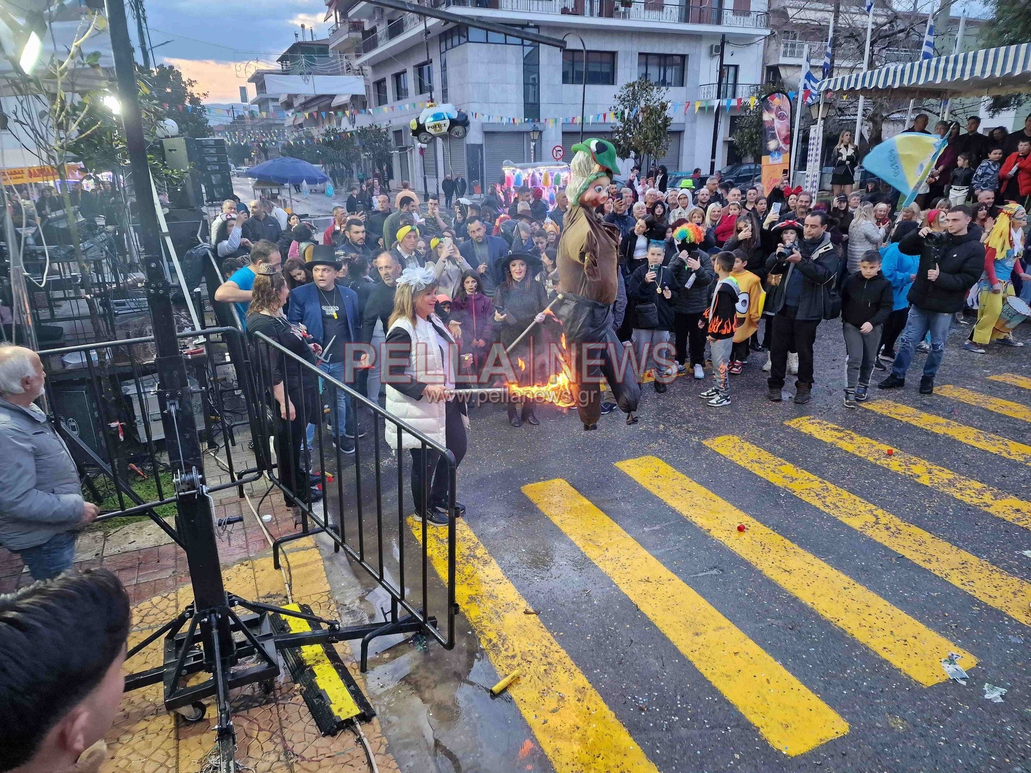 Καρναβαλική παρέλαση Σκύδρας: αν και «χαλαζοχτυπημένη» απέδωσε καρπούς και κέφι (βίντεο/φωτο)