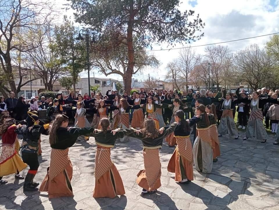 Κρύα Βρύση: Με παραδοσιακούς χορούς γιορτάστηκε η εθνική εορτή