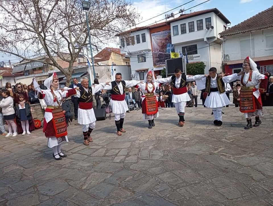 Κρύα Βρύση: Με παραδοσιακούς χορούς γιορτάστηκε η εθνική εορτή