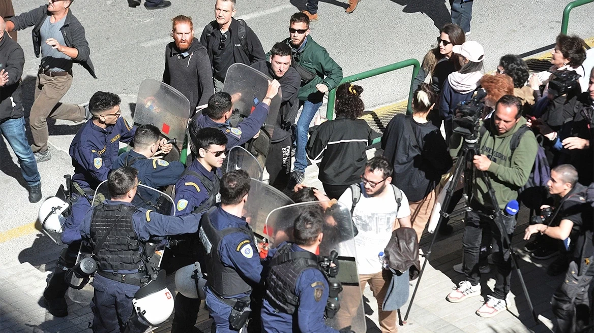 Επεισόδια κατά τη μεταγωγή του Μίχου και των άλλων κατηγορουμένων στην υπόθεση Κολώνου