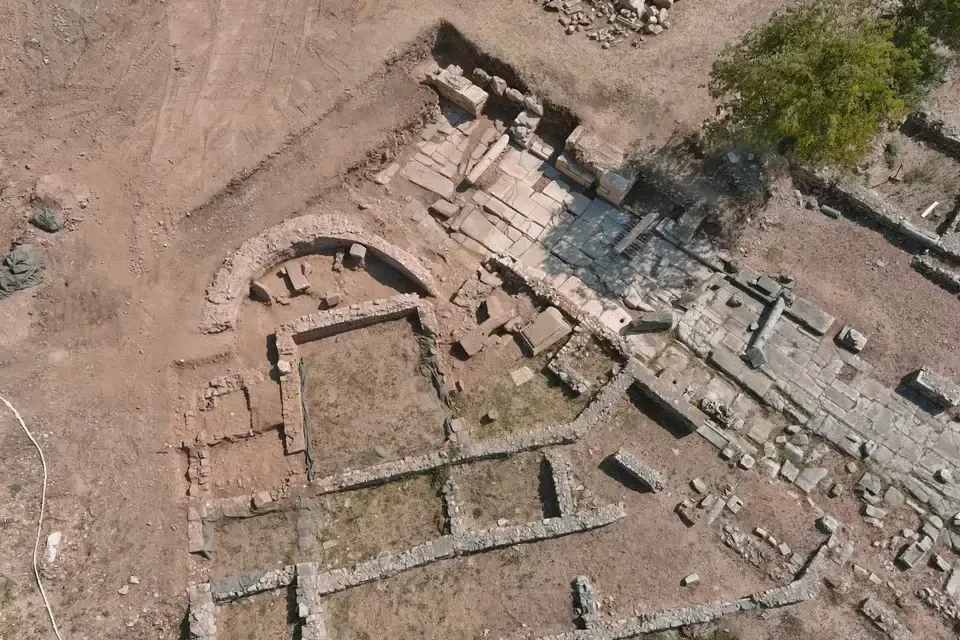Αποκαλύφθηκε δαφνοστεφανωμένη μαρμάρινη κεφαλή με πλούσια κόμη -Νέα ευρήματα