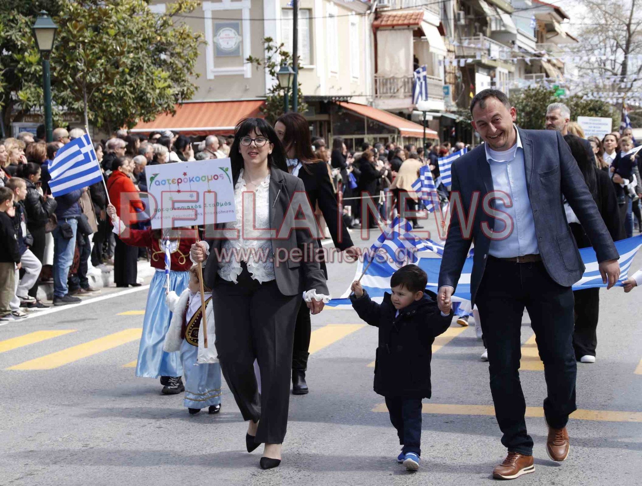 121 φωτογραφικά στιγμιότυπα για την 25η Μαρτίου στη Σκύδρα!