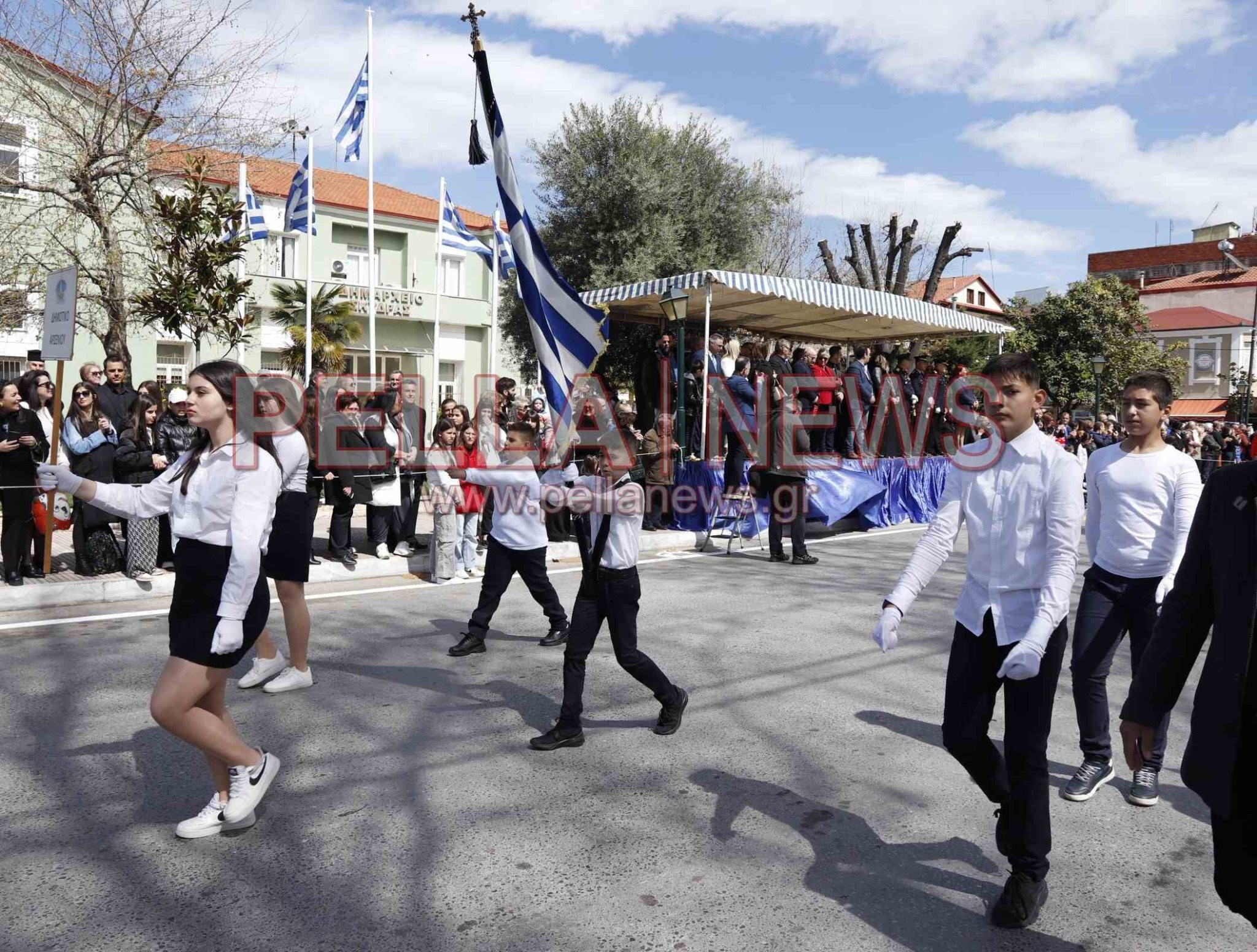 121 φωτογραφικά στιγμιότυπα για την 25η Μαρτίου στη Σκύδρα!