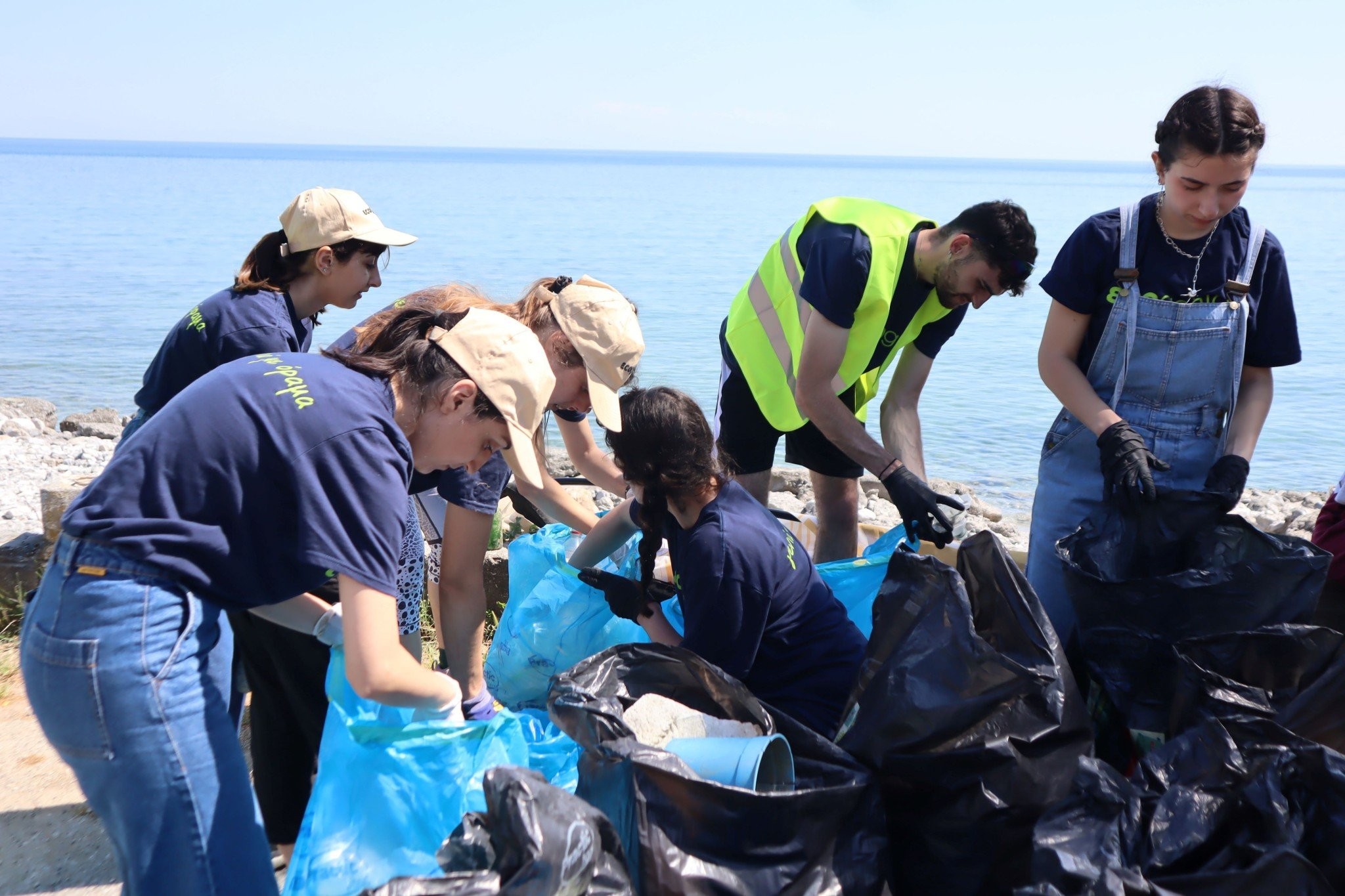 Καθαρισμός Ακτής στην Πλάκα Λιτοχώρου από την Ecogenia και την Πρεσβεία των ΗΠΑ