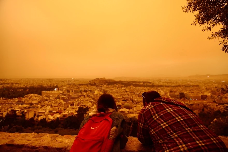 Αφρικανική σκόνη: Υποχωρεί σήμερα αλλά ο κίνδυνος για την υγεία παραμένει - Συστάσεις από το υπουργείο Υγείας