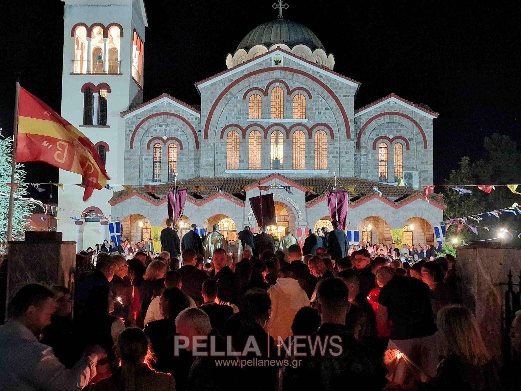 Λαμπρή Ανάσταση στη Σκύδρα - πλήθος κόσμου αναφώνησε "Χριστός Ανέστη"