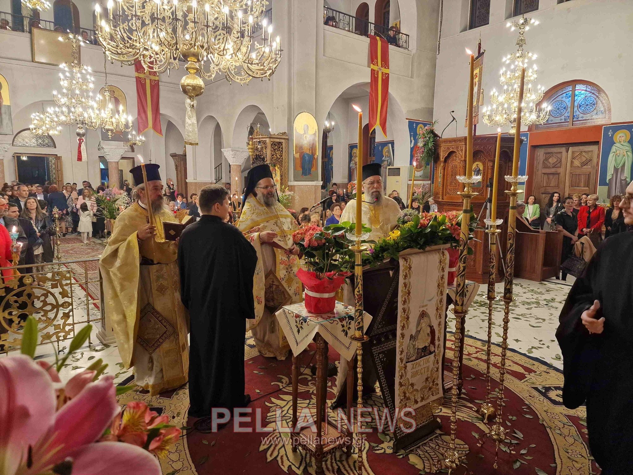 Λαμπρή Ανάσταση στη Σκύδρα - πλήθος κόσμου αναφώνησε "Χριστός Ανέστη"