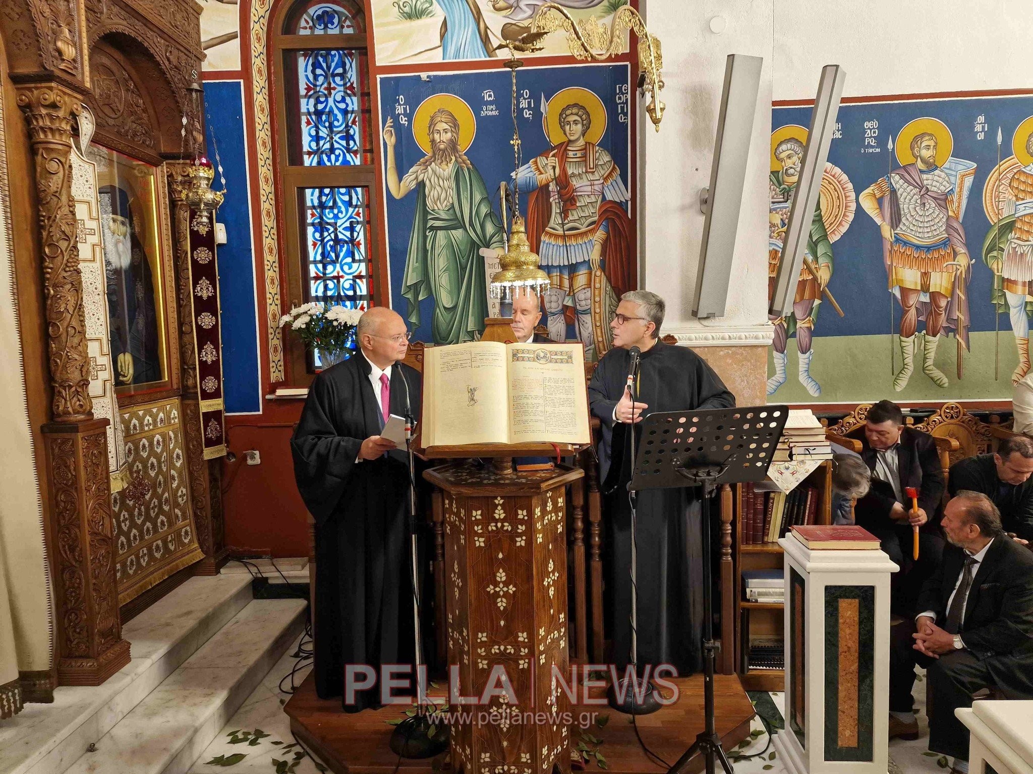 Λαμπρή Ανάσταση στη Σκύδρα - πλήθος κόσμου αναφώνησε "Χριστός Ανέστη"