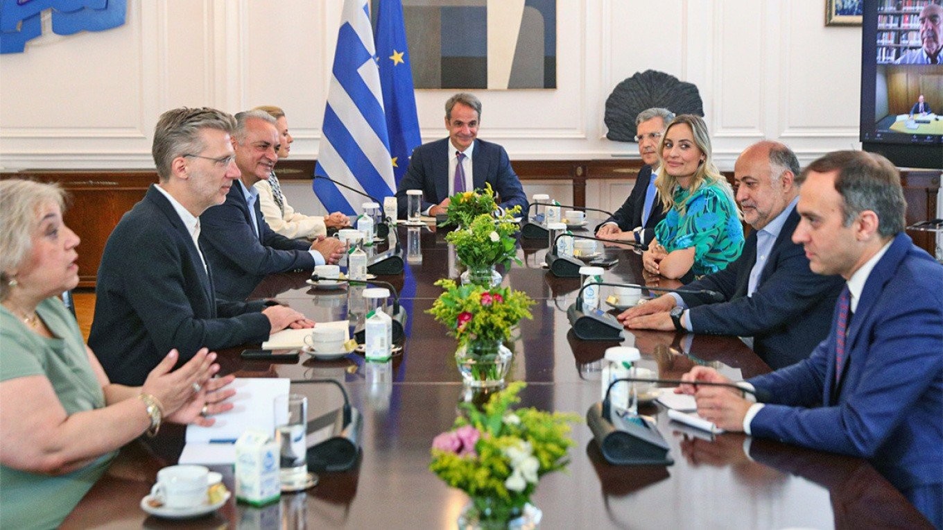 Συνάντηση Μητσοτάκη με τους νέους ευρωβουλευτές της ΝΔ στο Μαξίμου