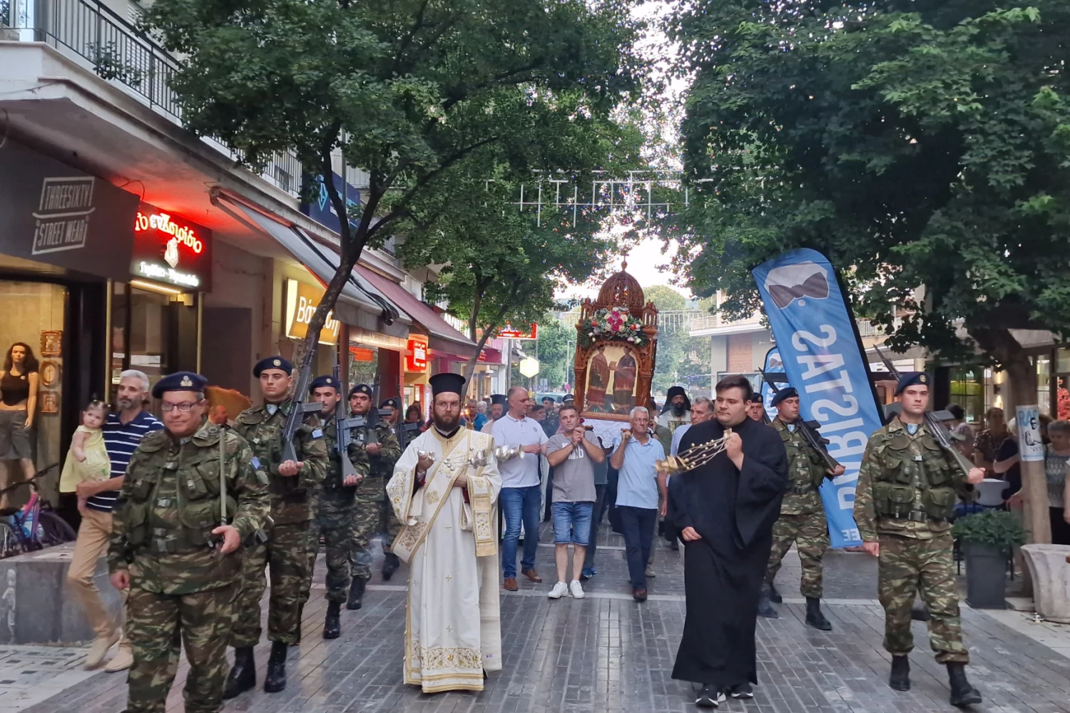 Έδεσσα: Πανηγυρικός Εσπερινός και Πανδήμη Λιτανεία στους δρόμους της πόλης – Η Έδεσσα τίμησε με λαμπρότητα τους Αγίους Αναργύρους