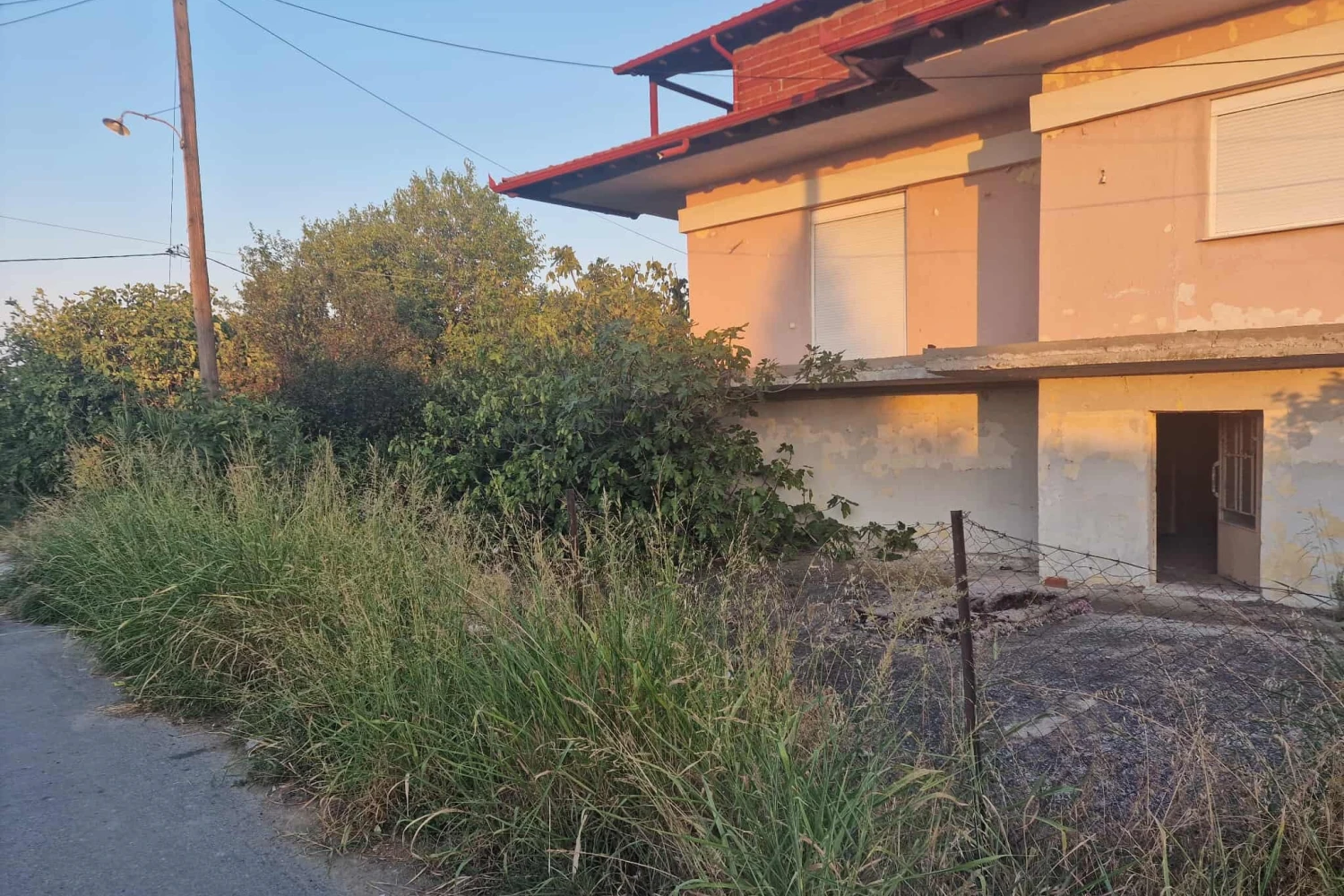 Μαυροβούνι Σκύδρας: Αγανακτισμένοι κάτοικοι με... ακαθάριστο οικόπεδο!