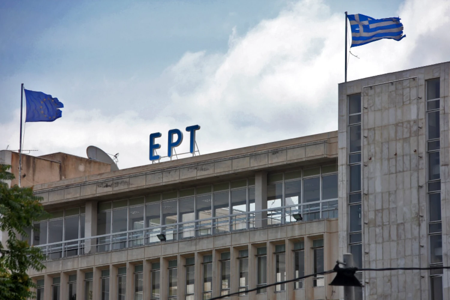 Φιάσκο για την ΕΡΤ: Μαύρο την ώρα του ντέρμπι – Αγανάκτηση από τους τηλεθεατές
