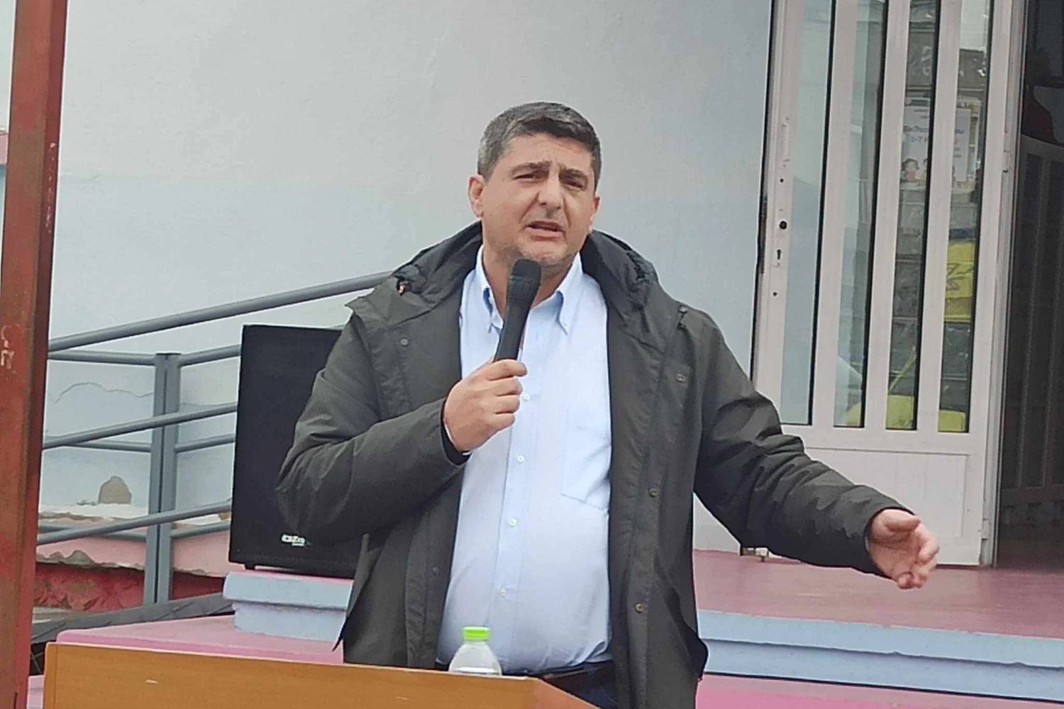 Και πως γίνεται ο Δήμαρχος να έχει και το «πέταλο» και το «συν Αθηνά»;