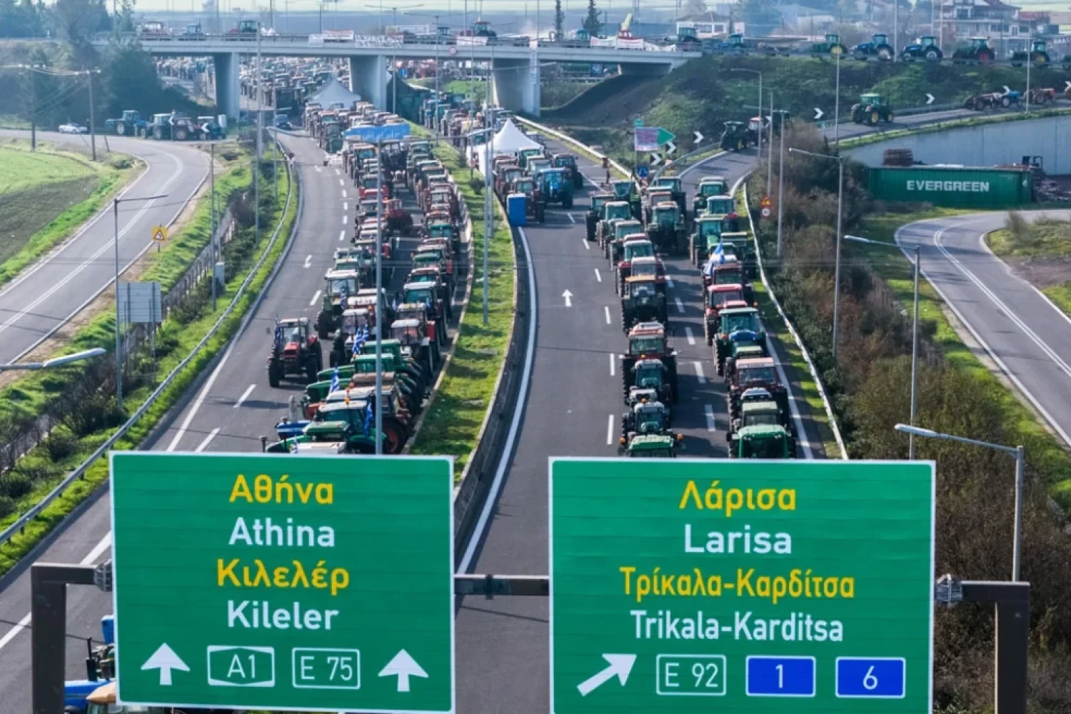 Οι αγρότες κλείνουν σήμερα και παρακαμπτήριους, ταξιδιώτες χρειάστηκαν έως και 12 ώρες για τη διαδρομή Θεσσαλονίκη-Αθήνα