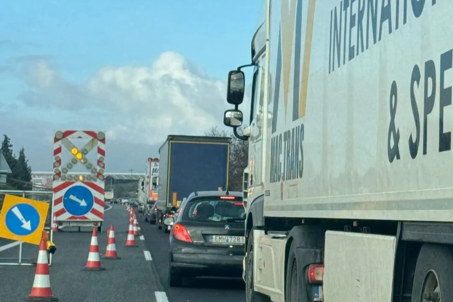 Αγροτικές κινητοποιήσεις – Χριστούγεννα στην Εθνική: Ταλαιπωρία, μποτιλιάρισμα και χωματόδρομοι