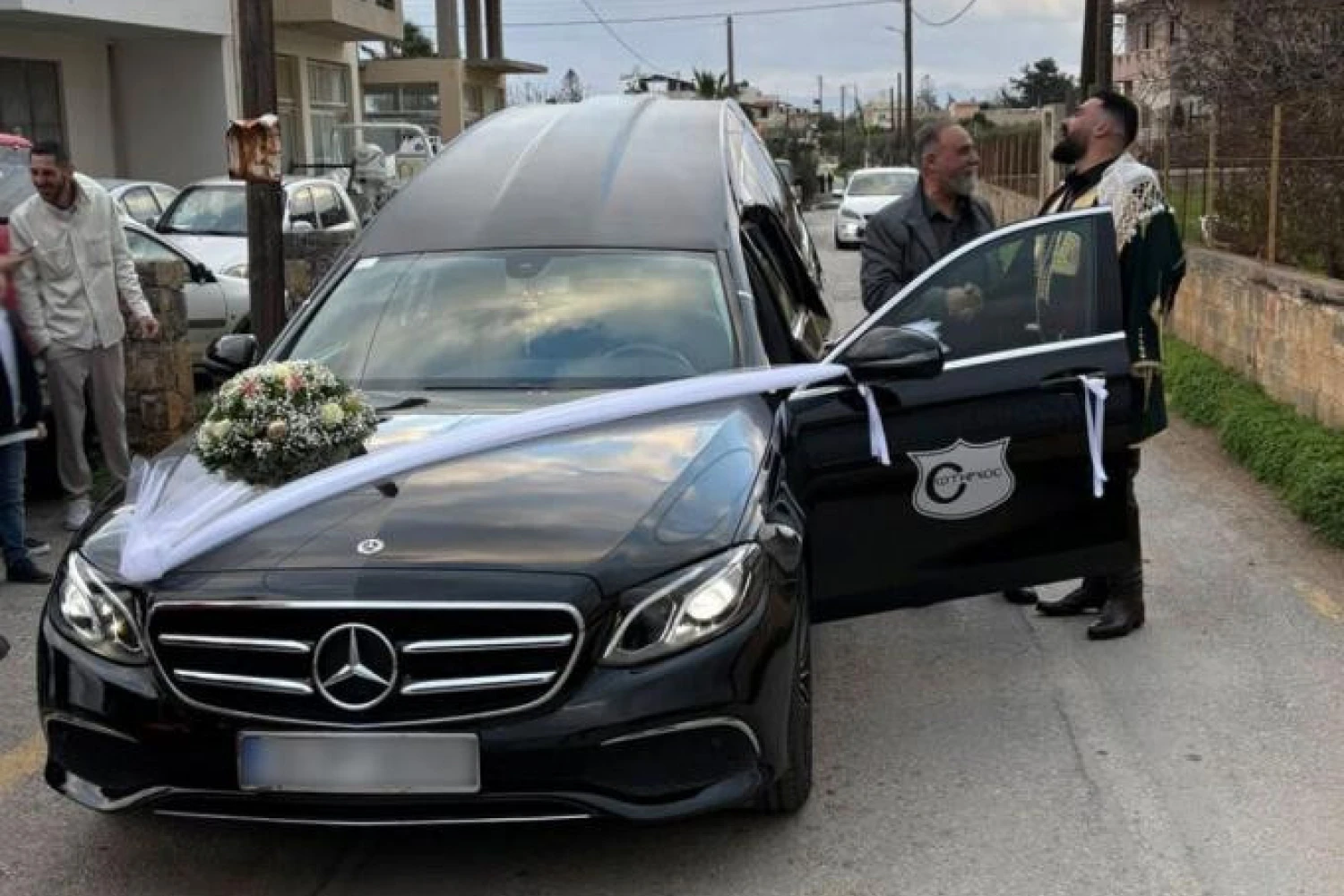 Τους πέθανε... Γαμπρός στο Ηράκλειο Κρήτης πήγε στην Εκκλησία με νεκροφόρα (vid)