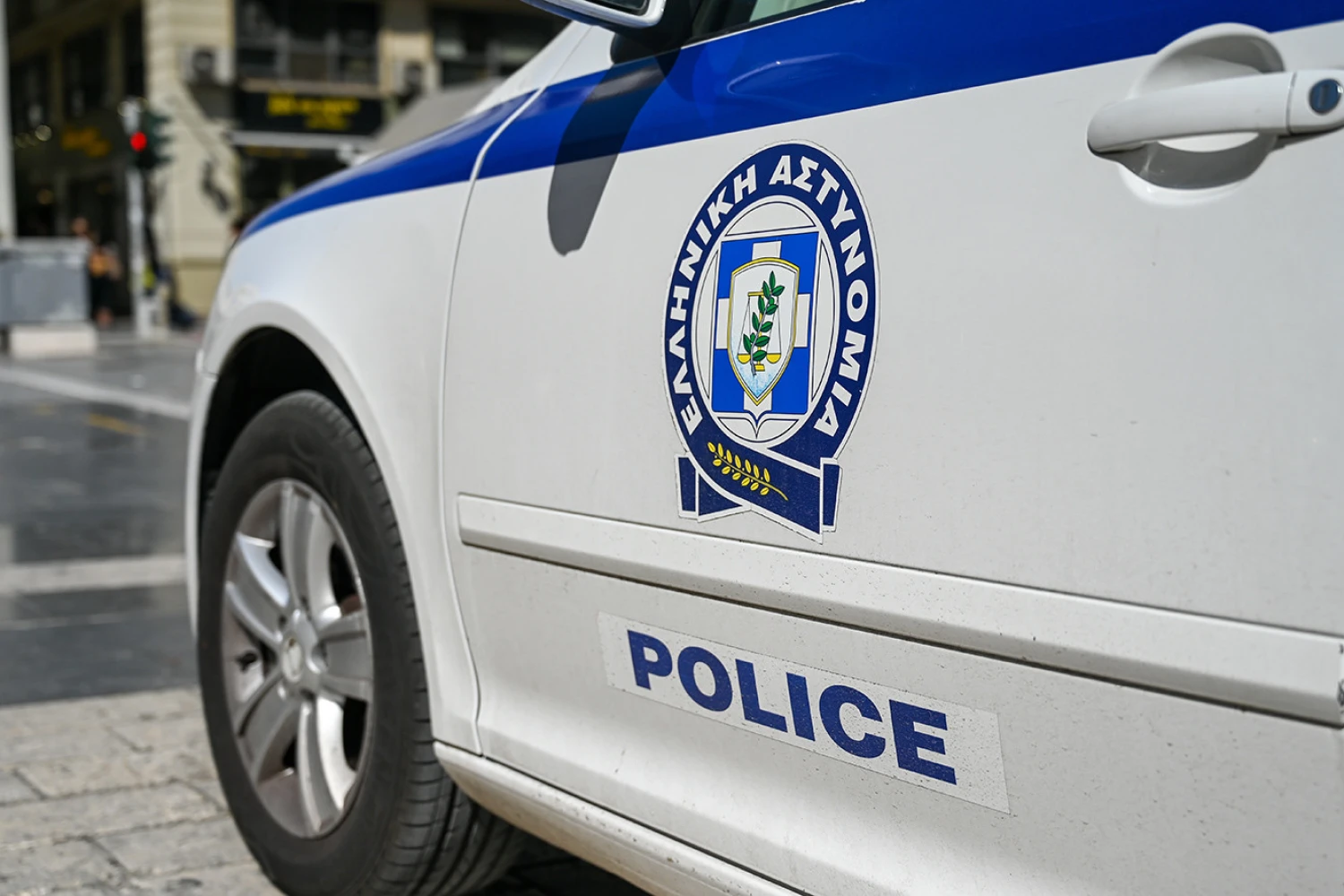 Μεθυσμένη οδηγός στο Κολωνάκι έπεσε πάνω σε 5 αυτοκίνητα και τα διέλυσε -Τραγουδίστρια σε γνωστό συγκρότημα