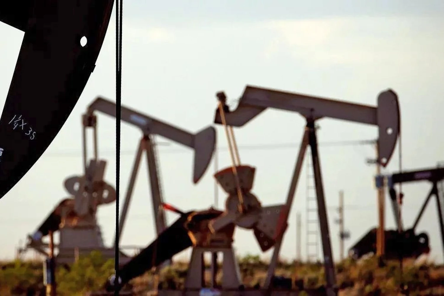 Από τις μεγαλύτερες αναταραχές της τιμής του πετρελαίου στην Ιστορία -Τα σχόλια Τραμπ για το τέλος του πολέμου φρέναραν το ράλι