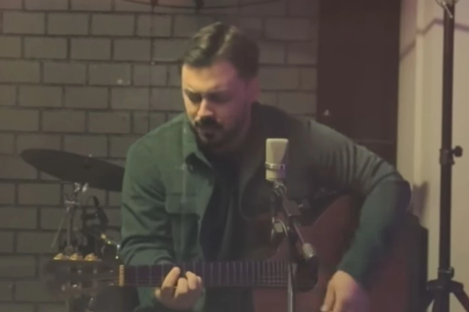 Ο Σάββας Τσεμπερλίδης τραγουδάει "ποιος σου είπε για μένα"