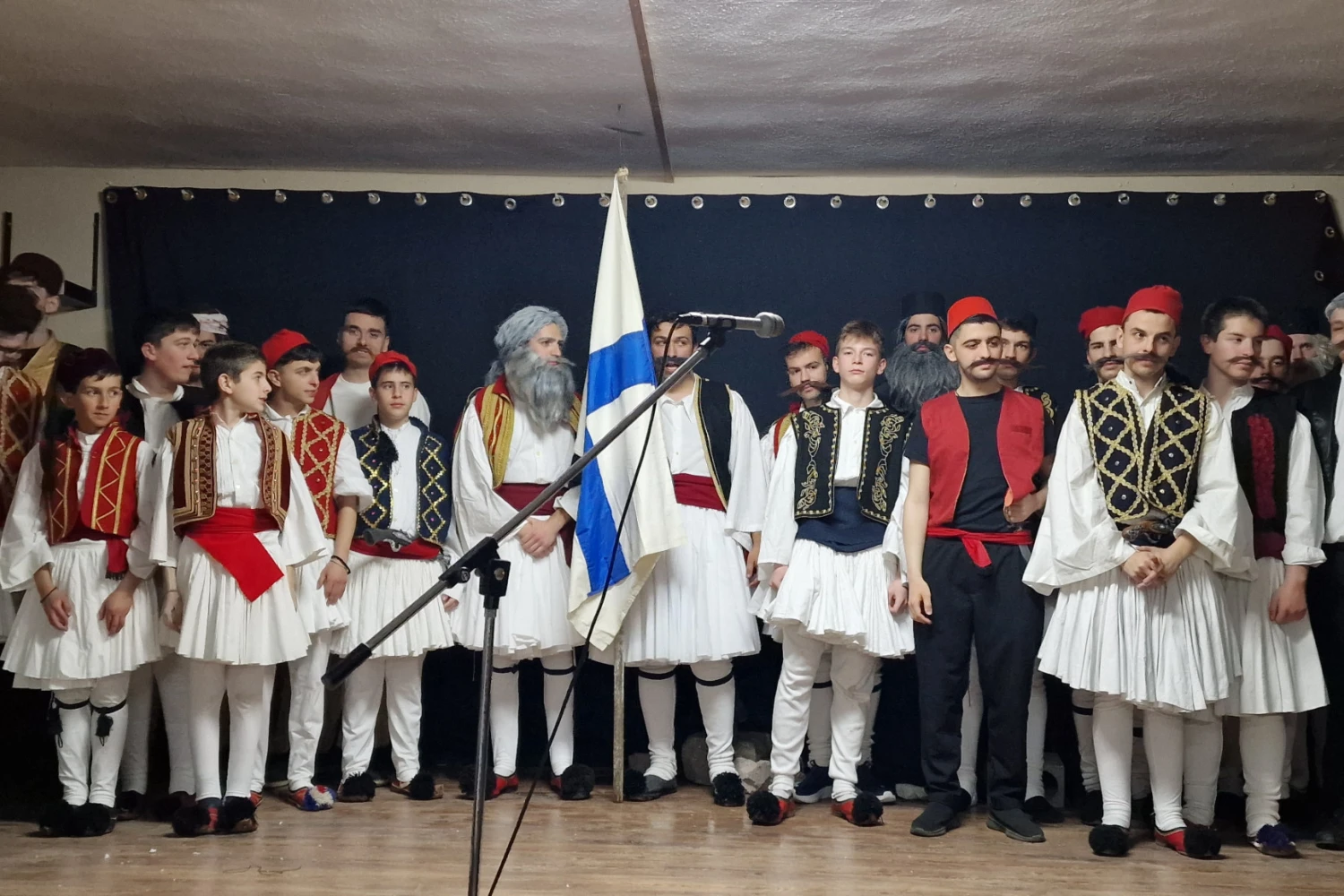 Μεγάλη επιτυχία για τη θεατρική παράσταση στο Νεοχώρι – Συγκίνηση για το ιστορικό μήνυμα της Εξόδου