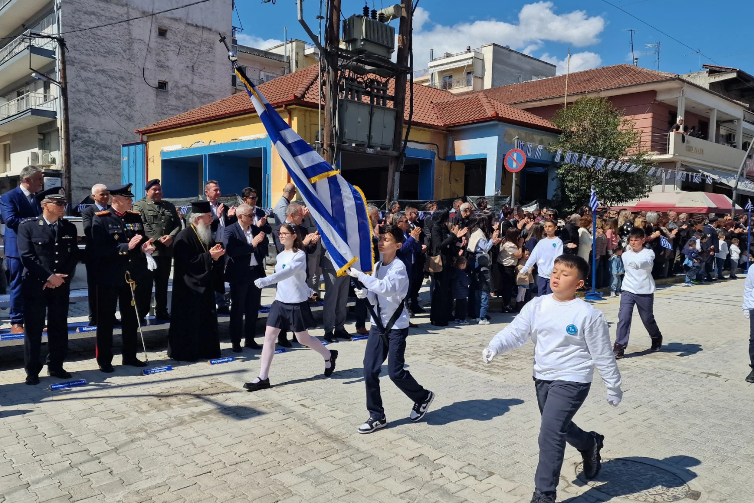 Μαζική συμμετοχή και σύμμαχος ο καιρός στην επιμνημόσυνη δέηση και τη μαθητική παρέλαση στην Αριδαία