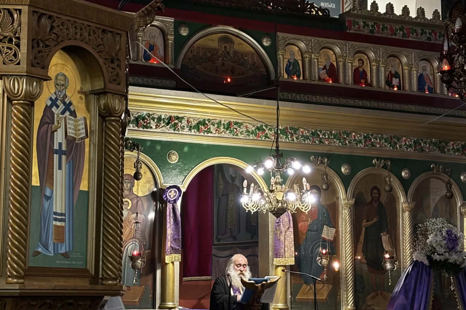 Με κατάνυξη η Ακολουθία του Νιπτήρος στην Κρύα Βρύση – Παρών ο Διονύσης Σταμενίτης, πλήθος πιστών στον Ιερό Ναό Γεννήσεως