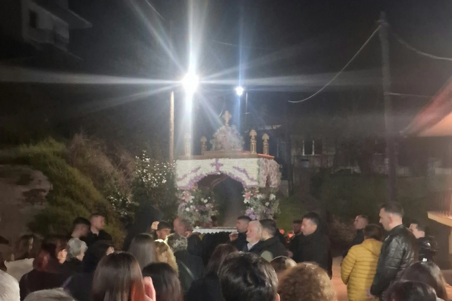 Κορύφωση του Θείου Δράματος με την Περιφορά του Επιταφίου – Πλήθος πιστών σε πόλεις και χωριά