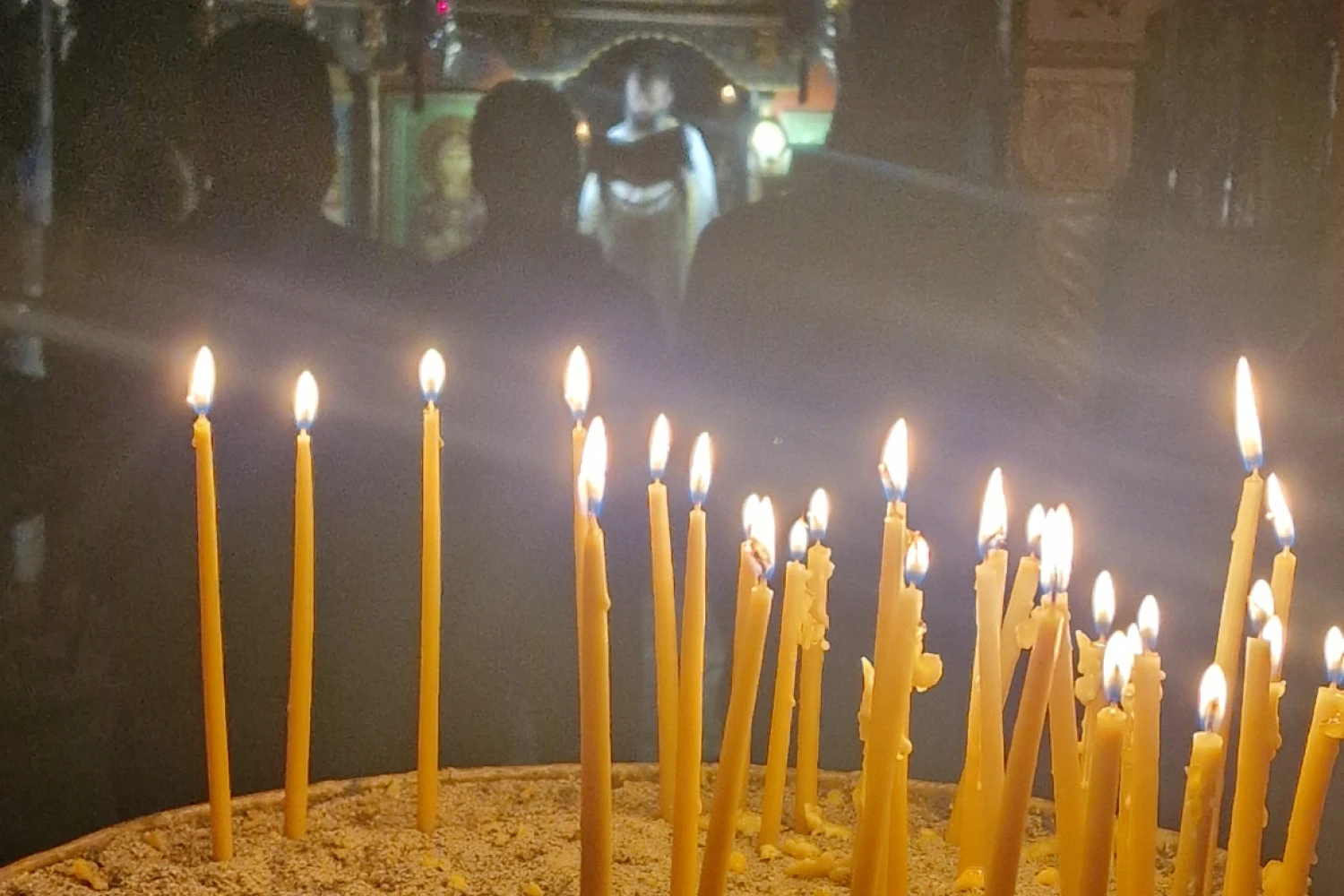 Με λαμπρότητα η Πρώτη Ανάσταση στην Ιερά Μονή Αρχαγγέλου Μιχαήλ Αλμωπίας – Πλήθος πιστών στο ιστορικό προσκύνημα