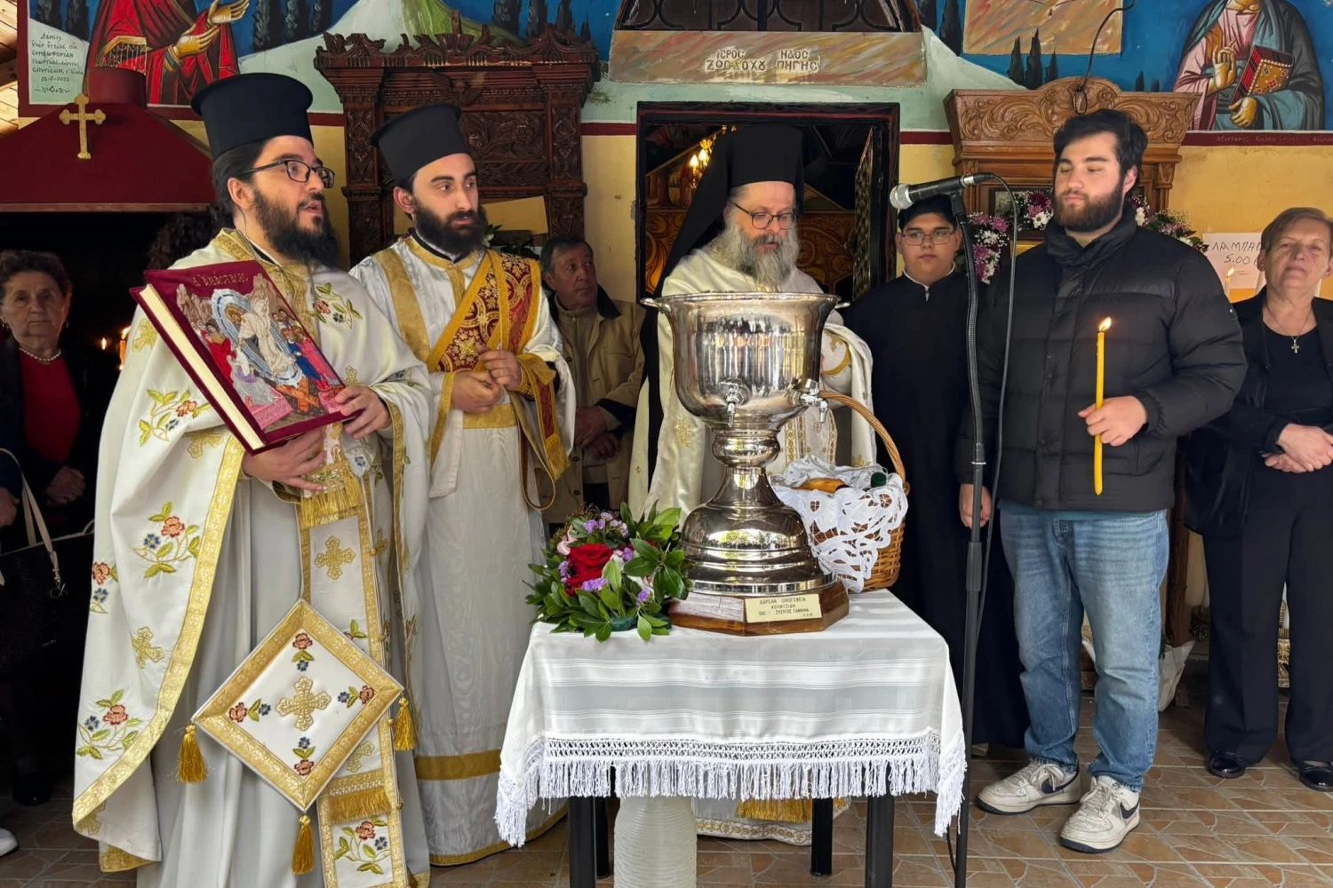 Θεία Λειτουργία στην εορτάζουσα Εκκλησία της Ζωοδόχου Πηγής στη Νέα Ζωή